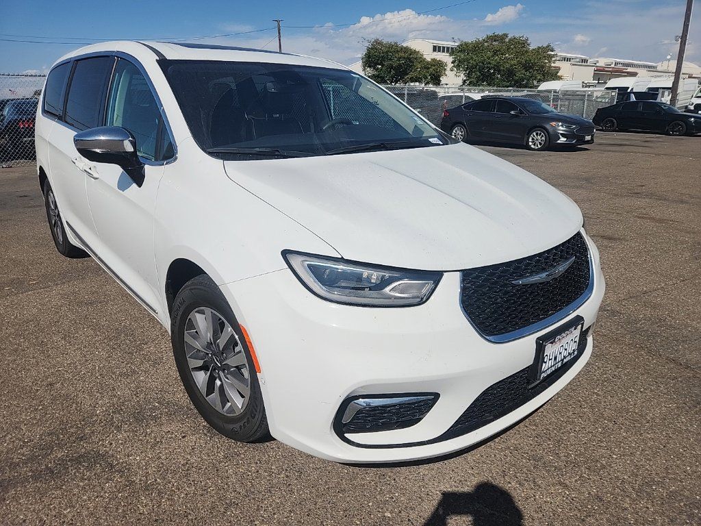 Used 2023 Chrysler Pacifica Limited FWD image 1