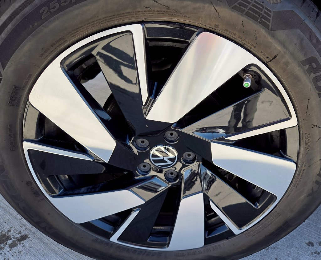 Used 2024 Volkswagen Atlas Cross Sport SE w/ Panoramic Sunroof Package FWD image 10