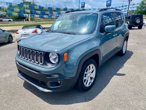 Used 2018 Jeep Renegade Latitude w/ Popular Equipment Group FWD image 2