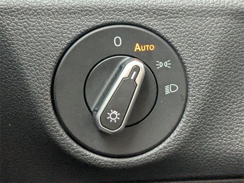 Used 2025 Volkswagen Jetta SE image 34