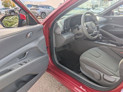 Used 2023 Hyundai Elantra SEL w/ Preferred Accessory Package image 9