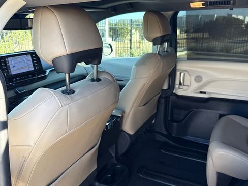 Used 2022 Toyota Sienna Limited image 26