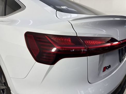 Used 2024 Audi Q8 e-tron Premium Plus image 30
