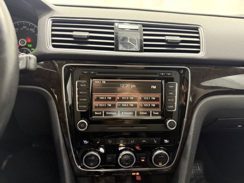 Used 2014 Volkswagen Passat TDI SEL Premium image 19