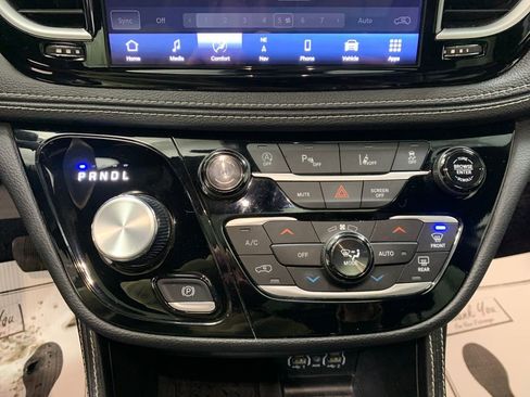 Used 2025 Chrysler Pacifica Limited image 9