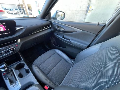 Used 2025 Buick Envista Preferred image 35