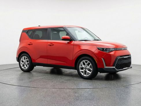 Used 2025 Kia Soul LX w/ LX Technology Package FWD image 1