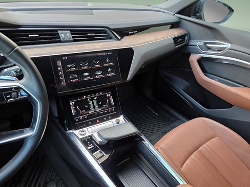 Used 2022 Audi e-tron Premium Plus AWD/4WD image 30