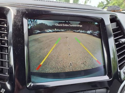 Used 2019 Jeep Cherokee Limited w/ Technology Group image 24