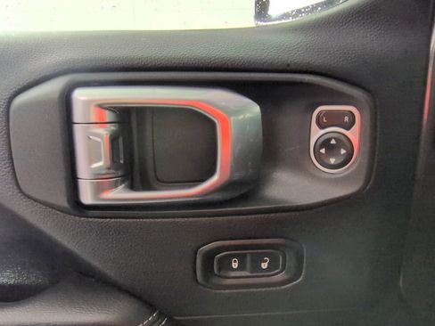 Used 2018 Jeep Wrangler Unlimited Sahara AWD/4WD image 27