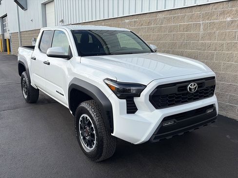 Used 2025 Toyota Tacoma TRD Off-Road AWD/4WD image 2