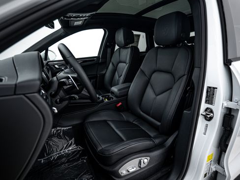 Certified 2025 Porsche Macan image 5