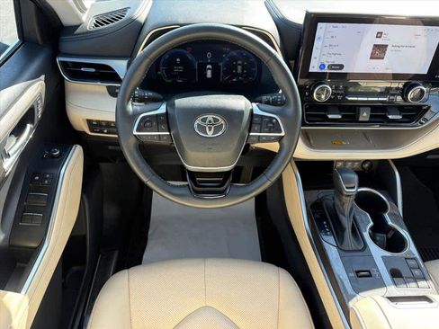 Used 2024 Toyota Highlander Platinum image 4