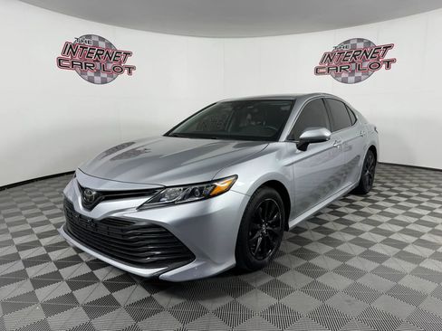 Used 2019 Toyota Camry LE FWD image 3