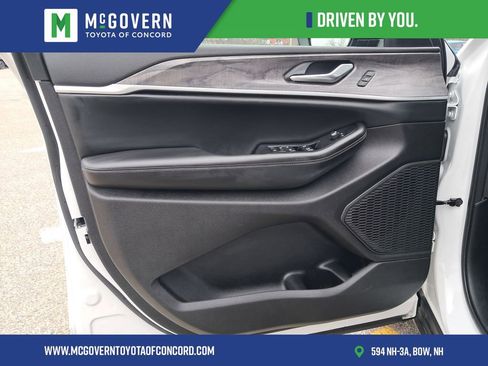 Used 2023 Jeep Grand Cherokee Limited w/ Black Appearance Package AWD/4WD image 13