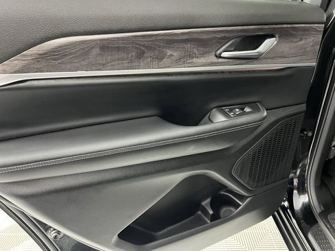 Used 2024 Jeep Grand Cherokee L Limited w/ Black Appearance Package image 29