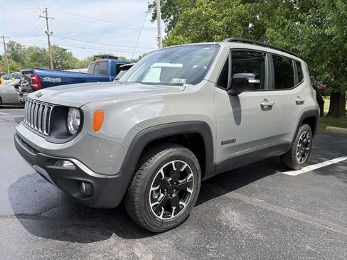 Certified 2023 Jeep Renegade Latitude w/ Sun/Sound Group AWD/4WD image 3