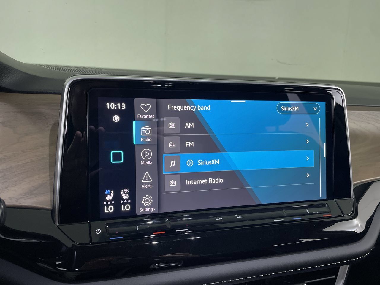 Used 2025 Volkswagen Atlas SE AWD/4WD image 14