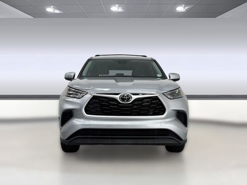 Used 2022 Toyota Highlander L FWD image 6