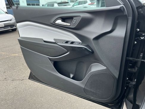 Used 2025 Chevrolet Trax LT w/ LT Convenience Package image 18