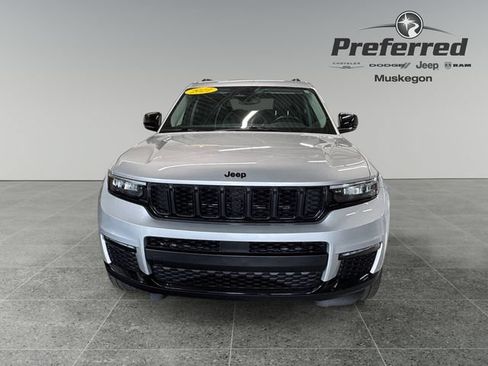 Used 2022 Jeep Grand Cherokee L Limited w/ Black Appearance Package AWD/4WD image 11