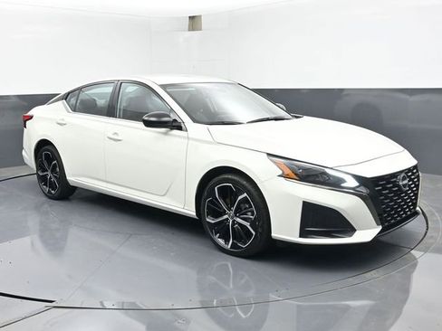 Used 2025 Nissan Altima 2.5 SR AWD/4WD image 2