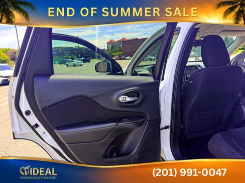 Used 2016 Jeep Cherokee Latitude w/ Cold Weather Group AWD/4WD image 13