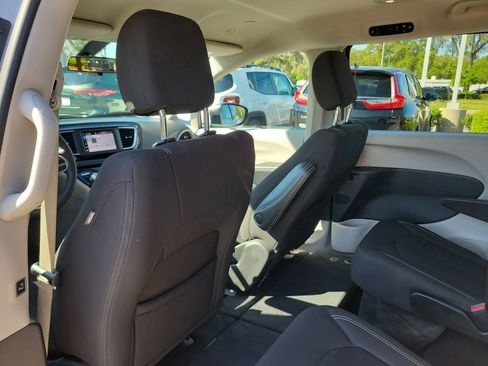 Used 2022 Chrysler Voyager LX FWD image 11