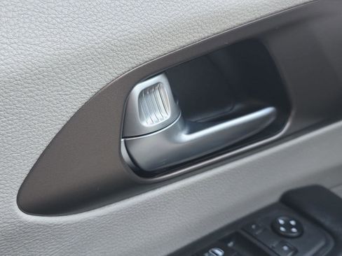 Used 2021 Chrysler Voyager Lxi image 10