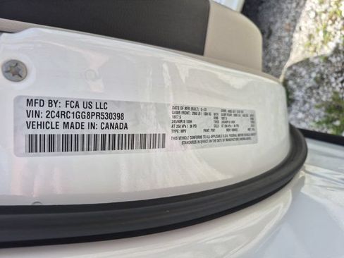 Used 2023 Chrysler Pacifica Limited FWD image 37