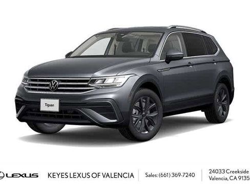 Used 2023 Volkswagen Tiguan SE w/ Panoramic Sunroof Package image 2