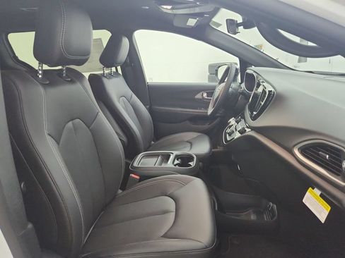 New 2027 Chrysler Pacifica LX FWD image 30