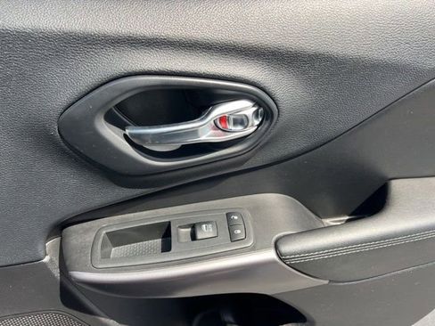 Used 2019 Jeep Cherokee Latitude Plus w/ Comfort/Convenience Group FWD image 33
