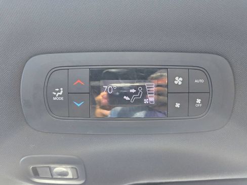 Used 2019 Chrysler Pacifica Limited w/ Advanced Safetytec Group FWD image 52