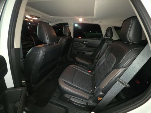 Used 2024 Nissan Pathfinder Platinum AWD/4WD image 7