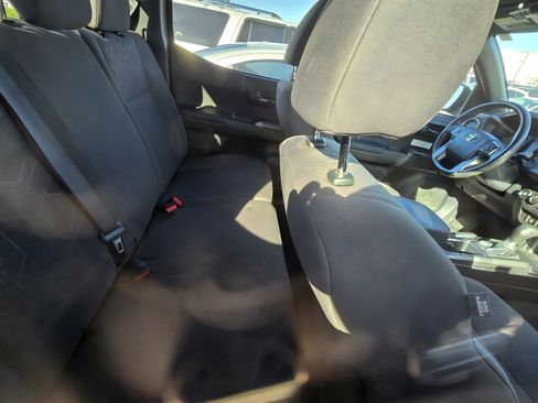 Used 2017 Toyota Tacoma TRD Off-Road image 9