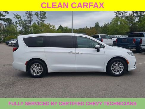 Used 2023 Chrysler Pacifica Touring-L FWD image 4