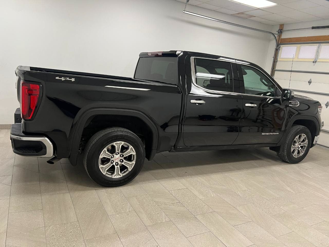 Used 2025 GMC Sierra 1500 SLT AWD/4WD image 15