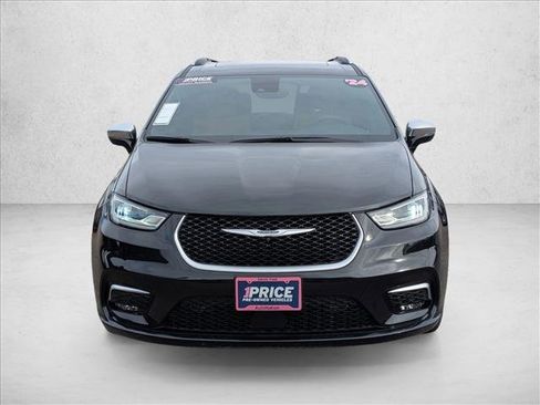 Used 2023 Chrysler Pacifica Pinnacle image 2