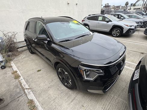 Used 2023 Kia Niro Wave FWD image 1