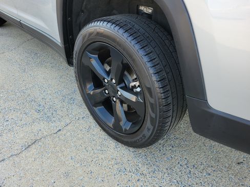Used 2025 Jeep Grand Cherokee L Limited w/ Black Appearance Package RWD image 27