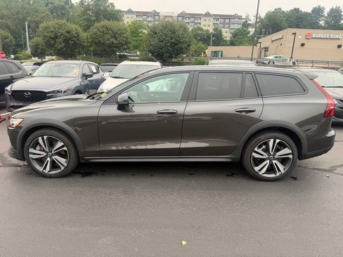 Used 2025 Volvo V60 B5 Cross Country Plus AWD/4WD image 3
