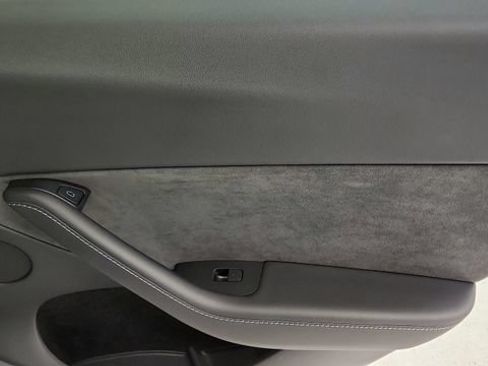 Used 2022 Tesla Model Y Long Range AWD/4WD image 41