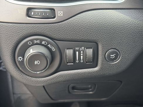 Used 2019 Jeep Cherokee Limited AWD/4WD image 19