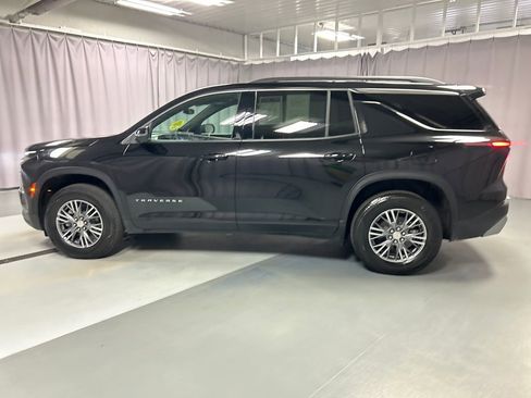 Used 2025 Chevrolet Traverse LT w/ Enhanced Driving Package image 4