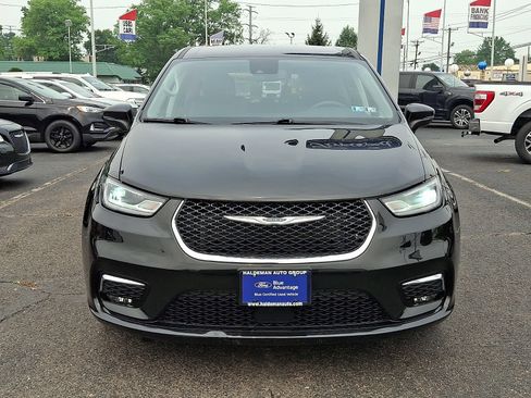 Used 2023 Chrysler Pacifica Touring-L FWD image 2