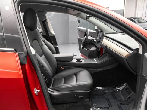 Used 2022 Tesla Model Y Long Range image 37