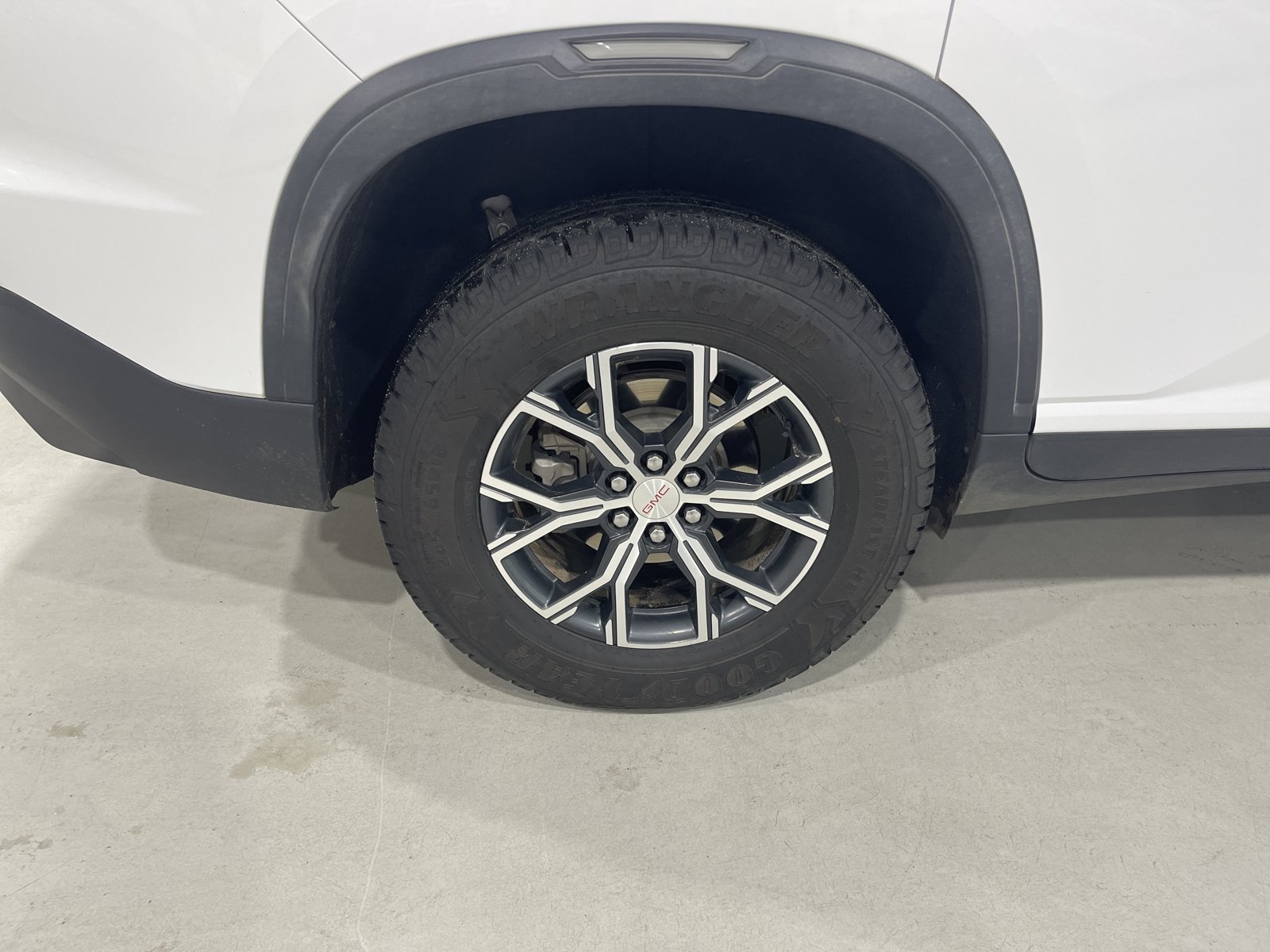 Used 2024 GMC Acadia AT4 w/ Luxury Package AWD/4WD image 9