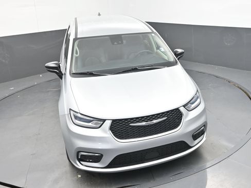 Used 2024 Chrysler Pacifica Touring-L FWD image 29