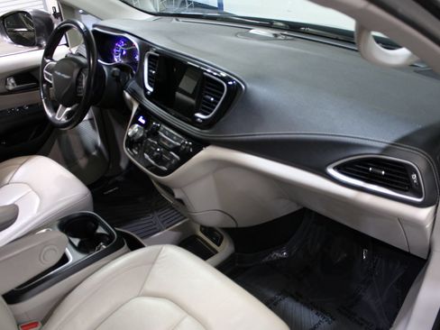 Used 2021 Chrysler Pacifica Touring-L FWD image 25